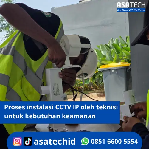 Proses instalasi CCTV IP oleh teknisi untuk kebutuhan keamanan